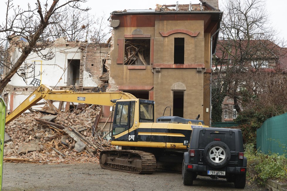 Takto v současné době vypadá vila, kterou navrhoval František Albert Libra v ulici Na Šafránce. Co naplat, že se nachází v památkově chráněné lokalitě.