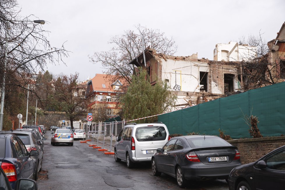 Takto v současné době vypadá vila, kterou navrhoval František Albert Libra v ulici Na Šafránce. Co naplat, že se nachází v památkově chráněné lokalitě.