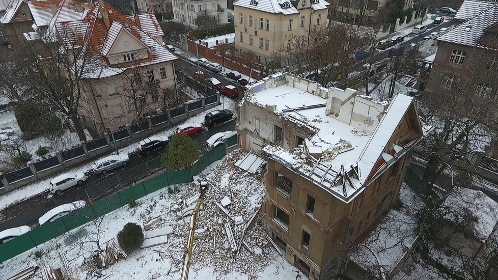 Takto vypadá vila poté, co ji vypočítavě před víkendem začaly demolovat bagry. Zhruba jedna čtvrtina šla k zemi.