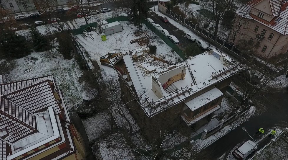 Takto vypadá vila poté, co ji vypočítavě před víkendem začaly demolovat bagry. Zhruba jedna čtvrtina šla k zemi.