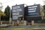 Majitel vily na Petřinách na plachtě, která objekt zakrývá, veřejně kritizuje postupy úřadů.