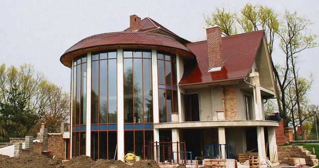 Tuto luxusní vilu, která je postavena načerno, chtějí dát úředníci zbourat. Stále se jim to nedaří.