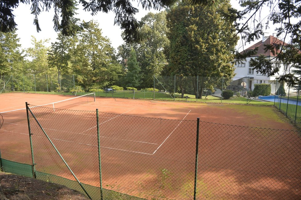 Tyto pozemky s tenisovými kurty stále patří  k vile legendárního herce Vlasty Buriana.