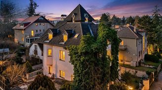 Vila Juraje Jakubiska je na prodej. Má několik pater, bazén, před sebou Prahu a v zádech les Vila Juraje Jakubiska je na prodej. Má několik pater, bazén, před sebou Prahu a v zádech les