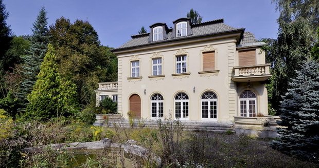 Vila v Černošicích byla v roce 2019 prodána novému majiteli.