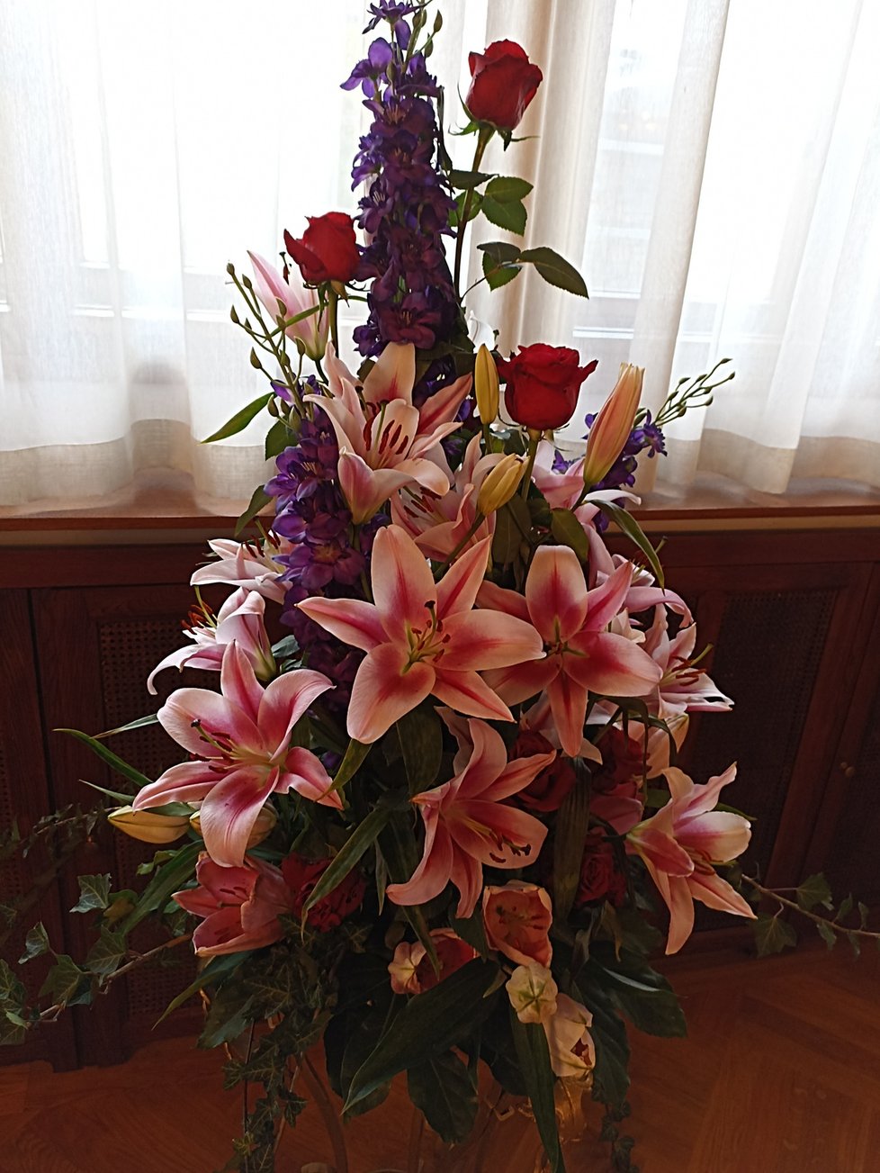 Nádherné květinové aranžmá ve vile Stiassni je dílem floristy Slávka Rabušice.