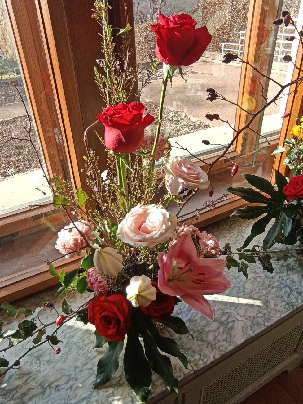 Nádherné květinové aranžmá ve vile Stiassni je dílem floristy Slávka Rabušice.