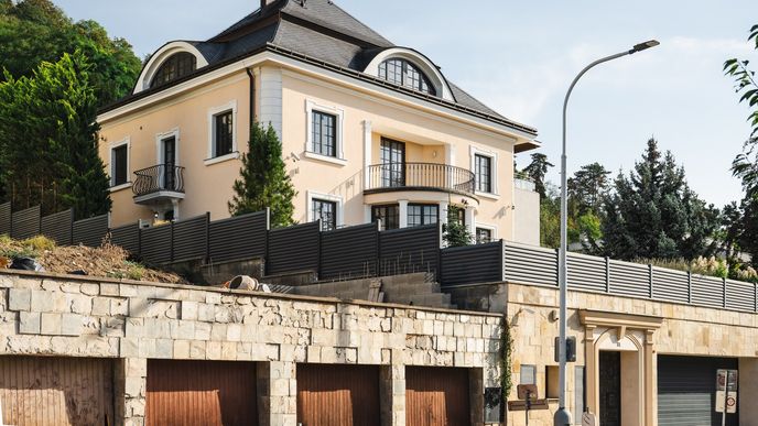 Vila v ulici Nad Kazankou ve vlastnictví ruského podnikatele a expolitika Garika Kalendzhyana. Vila v ulici Nad Kazankou ve vlastnictví ruského podnikatele a expolitika Garika Kalendzhyana.