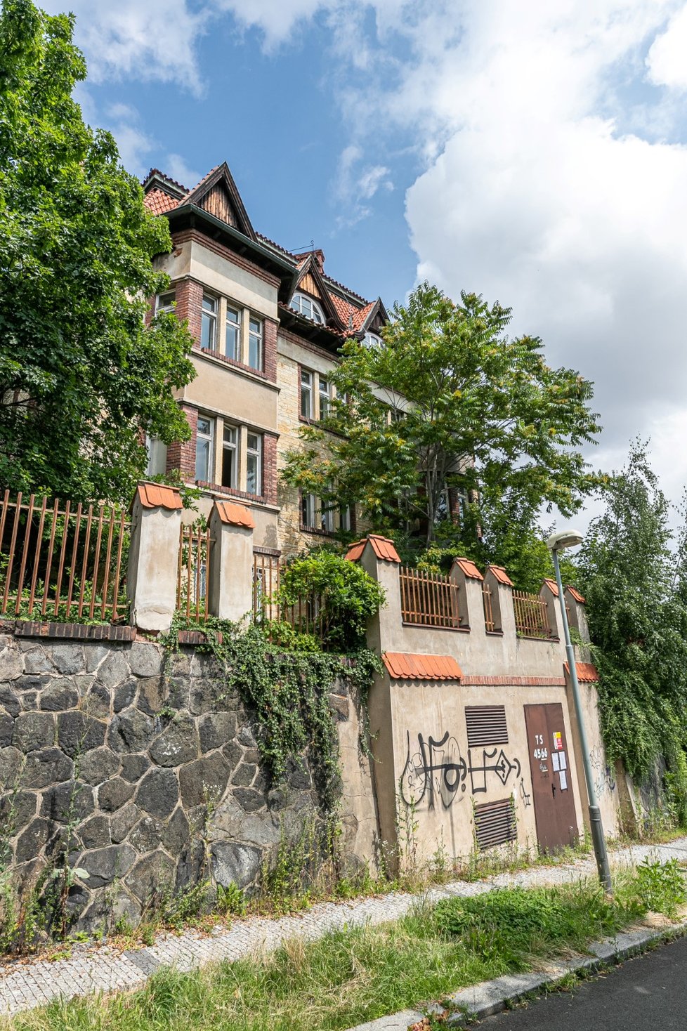 Vila stavitele Viktora Beneše má jít k zemi. Současným majitelem je slovenský podnikatel a spolumajitel investiční skupiny Penta Jaroslav Haščák