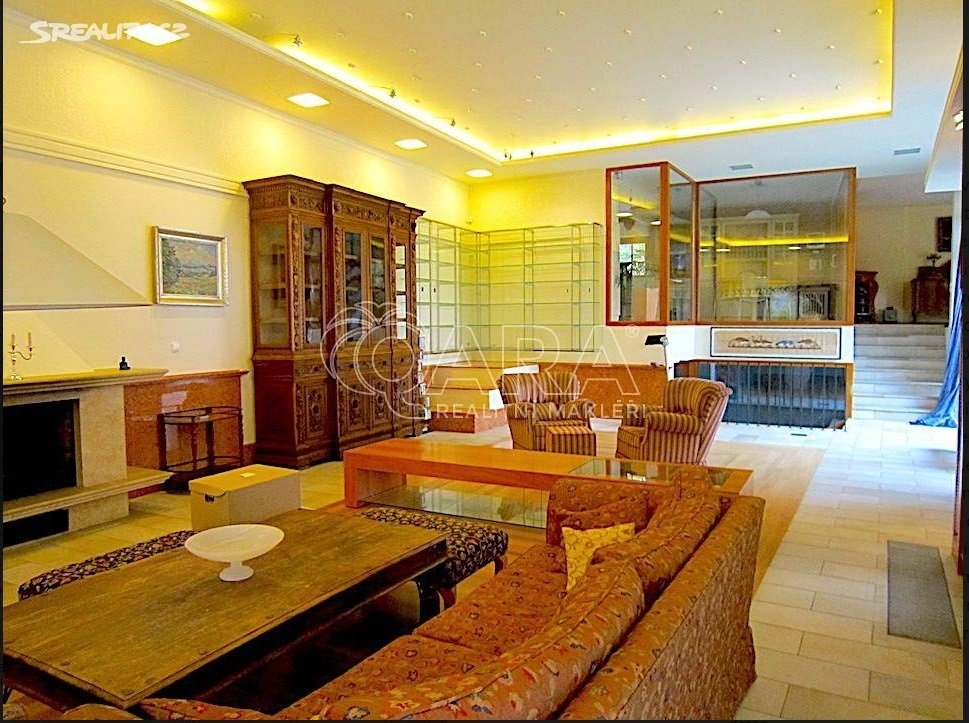 Luxusní vila šéfa Hospodářské komory Dlouhého je na prodej. V ceně bazén i sauna.
