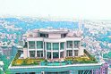 Sídlo na vrcholu mrakodrapu v indickém městě Bangalore vzbudilo pozornost nejen neobvyklým umístěním a vzhledem, ale také tím, že majitel tohoto domu do něj asi hned tak nevkročí!