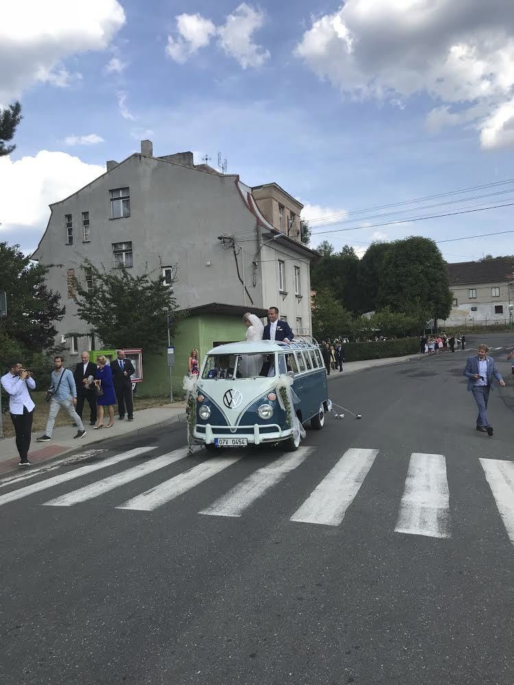 Na hostinu jeli novomanželé starým autobusem wolksvagen T1 Samba Bus