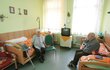 V tomto pokoji v Domově pro seniory Paprsek v Novém Jičíně oslavenci spokojeně žijí. 