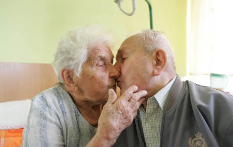Ani po 75 letech manželství Viléma a Annu láska neopouští.