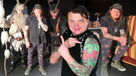 Tetovaný drsňák Vilém Čok natáčel videoklip se strašidelnými Krampusy.
