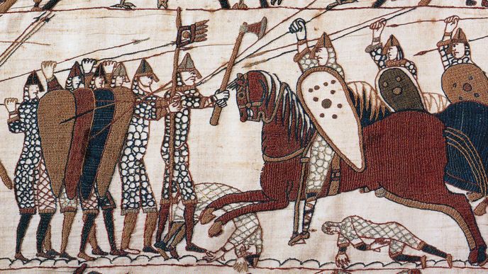 Útok normanské jízdy na anglickou štítovou hradbu. Tapisérie přímo z jedenáctého století. 