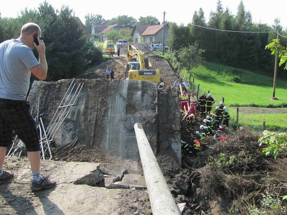 Opravovaný most ve Vilémově na Havlíčkobrodsku zavalil dělníky. Nejméně jeden mrtvý