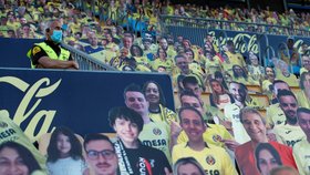 Na zápasy nejvyšší španělské fotbalové ligy diváci stále nesmí. Místo fanoušků jsou na tribunách při zápase Villarrealu s Barcelonou jejich papírové podobizny. (5. 7. 2020)