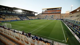 Na zápasy nejvyšší španělské fotbalové ligy diváci stále nesmí. Místo fanoušků jsou na tribunách při zápase Villarrealu s Barcelonou jejich papírové podobizny. (5. 7. 2020)