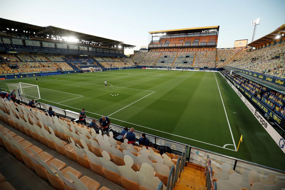 Na zápasy nejvyšší španělské fotbalové ligy diváci stále nesmí. Místo fanoušků jsou na tribunách při zápase Villarrealu s Barcelonou jejich papírové podobizny. (5. 7. 2020)