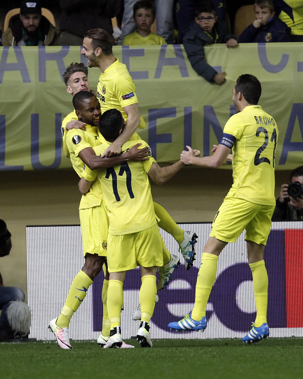 Fotbalisté Villarrealu slaví gól do sítě Sparty