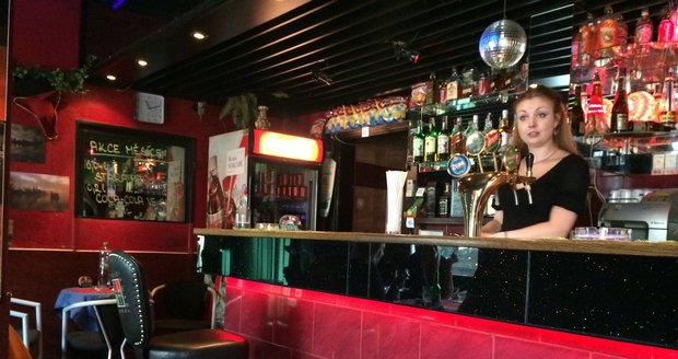 24. 9. 2016 11:15 hod. Olomouc: Všichni návštěvníci baru si Šimonu moc chválí.