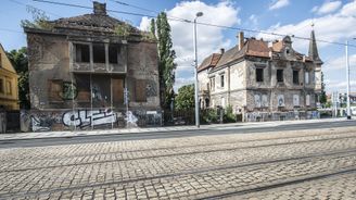 Chátrající ruiny hyzdící tvář Prahy: Někteří majitelé čekají na to, až jejich slavné domy spadnou