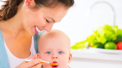 Co má jíst kojící žena, aby ani ji, ani dítě netrápila obezita?