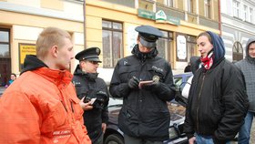 Příznivci DSSS na setkání ve Vimperku - zde je kotrolují strážníci Městské policie