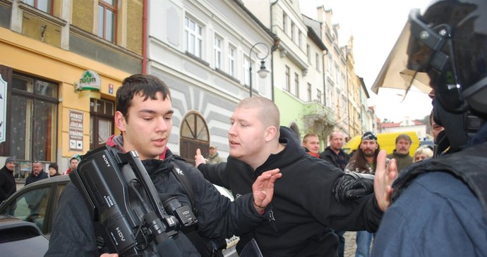 Příznivec DSSS v ostré diskuzi s kameramanem