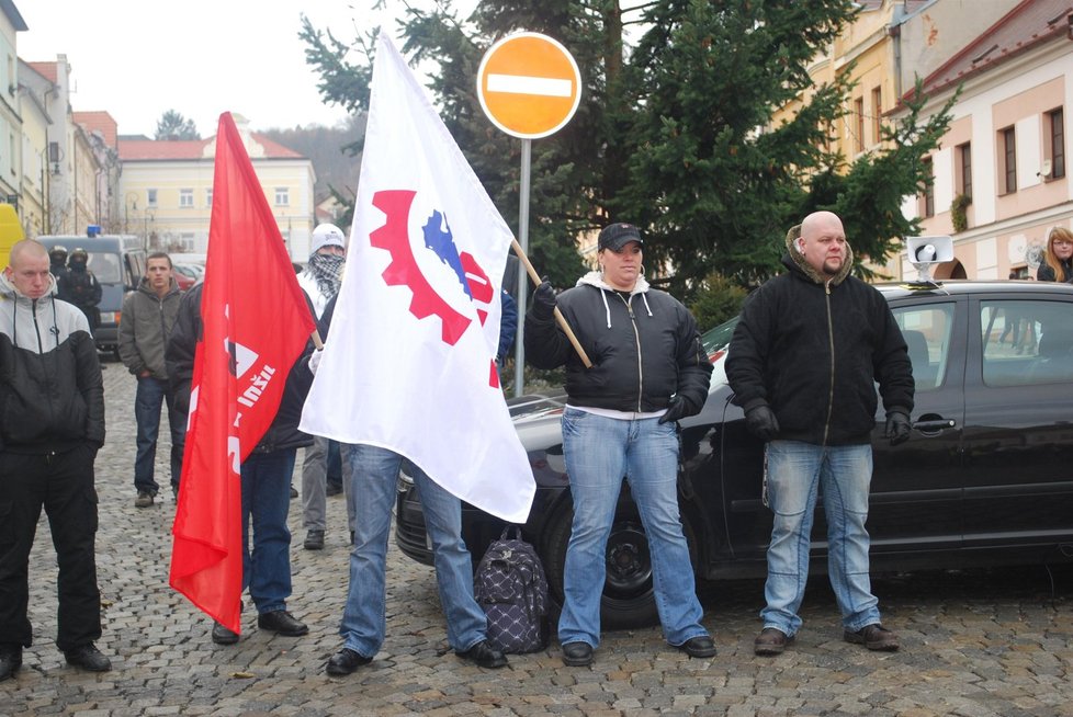 Příznivci DSSS nesou vlajky Vimperkem