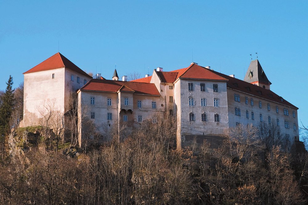 Zámek vypínající se nad městem je renesančně přestavěný, původně raně gotický hrad.