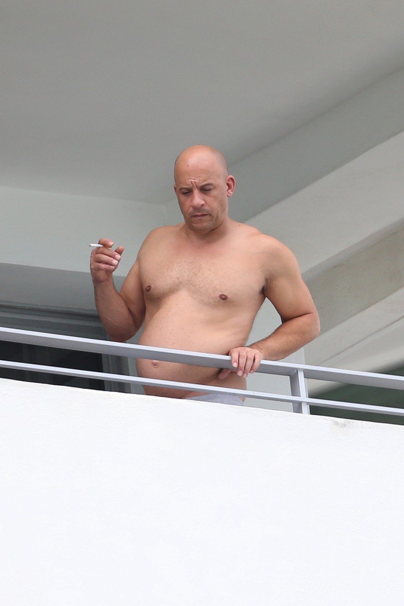 Vin Diesel se proměnil ve fotříka s tučným pupkem.