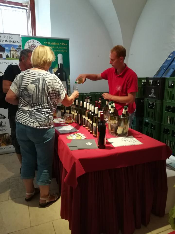 Produkci rodinného vinařství Jan Cícha (33) osobně nabízí i na lidových slavnostech a trzích.