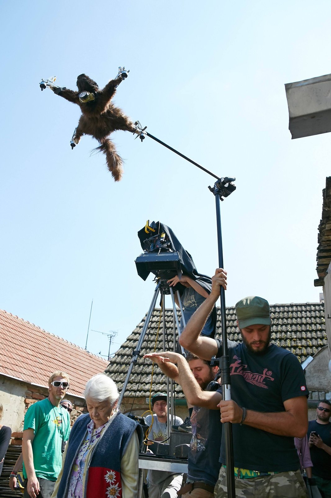 Při natáčení mimo vinohrad se musel dron připevnit na tyč.