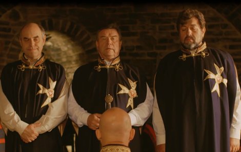 Fuksa (Miroslav Táborský), Pavlíček (Václav Postránecký) a Vlček (Zdeněk Junák) přijímají Františka Vlčka (Hynka Čermáka) do řádu.