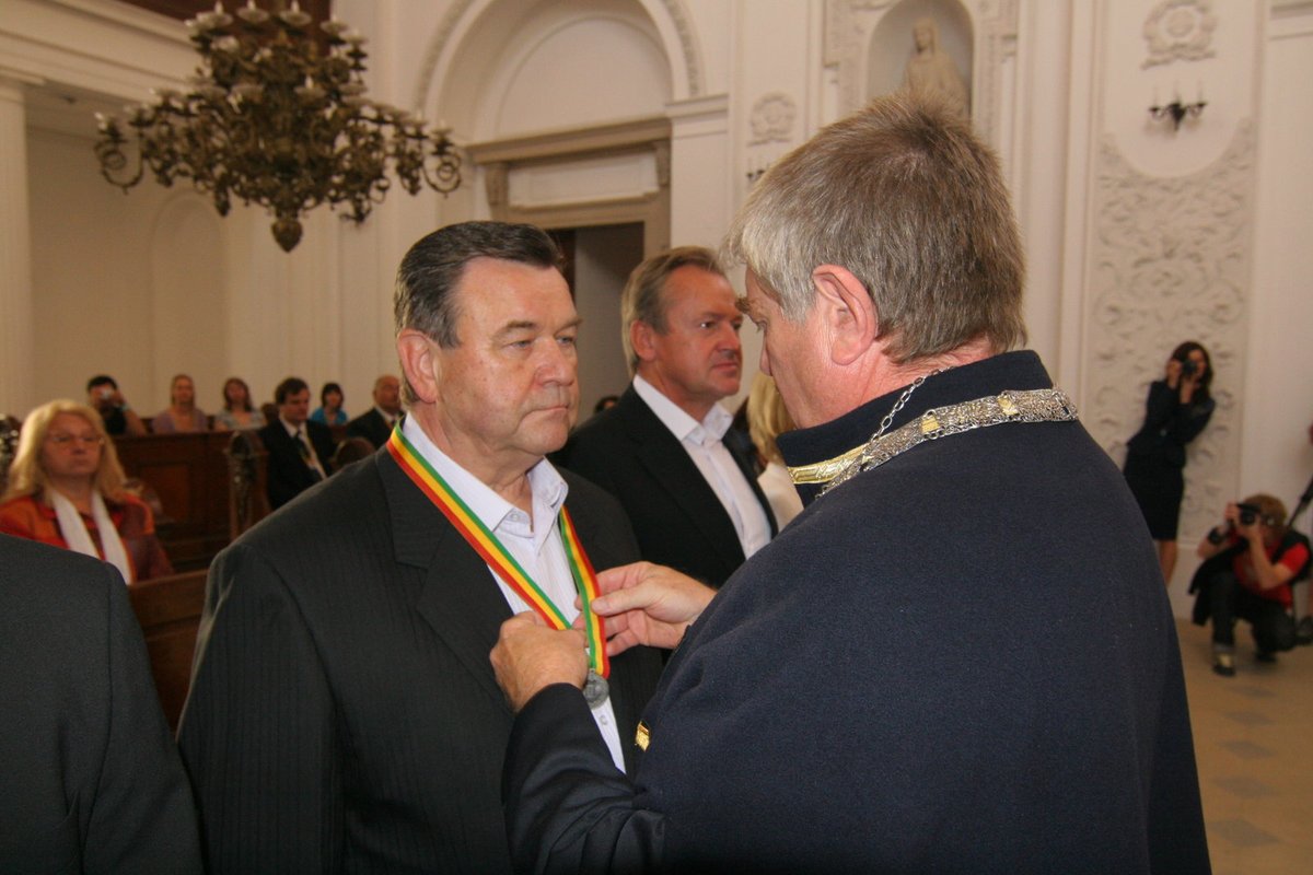Postránecký dostal při rituálu i medaili.