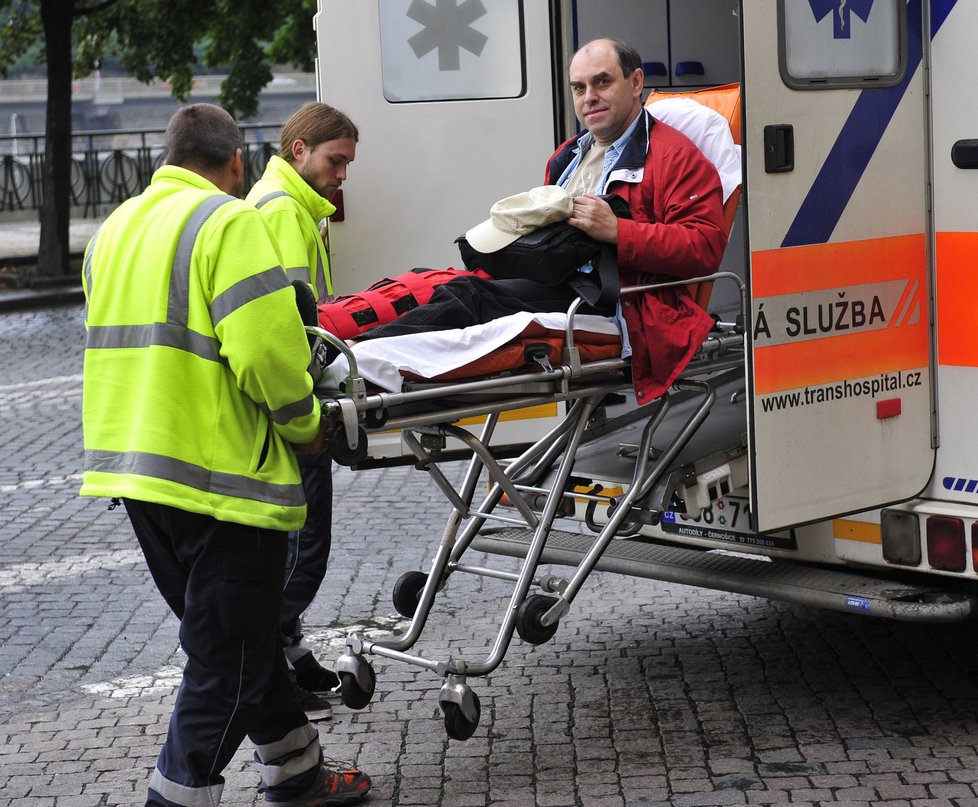 Sanitka odvážející Táborského z natáčení Bobulí 2 po pádu ze zřícené zídky..