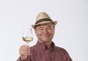 Václav Postránecký hraje zasloužilého vinaře Bedřicha Pavlíčka, který dělá jednoznačně nejlepší víno v Křeticích.