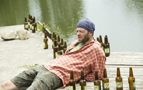 Lukáš Langmajer coby seriálový alkoholik Machr v pivním ráji, 370 lahví polepených speciálními etiketami počítal jako ovečky a hlídal jako ovčácký pes.