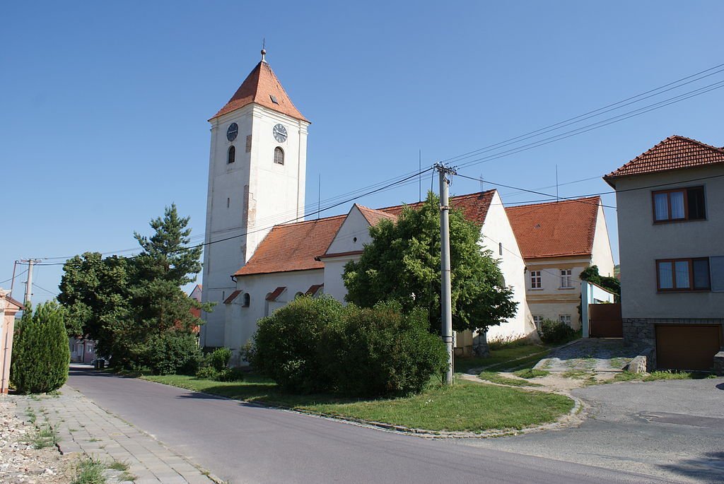 PERNÁ Za kostelem se nachází i fara, před kterou se natáčí