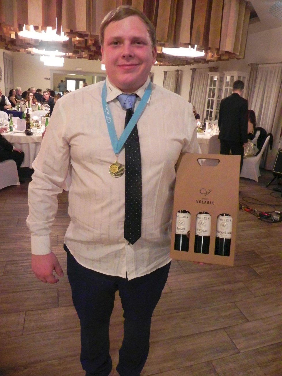 Letošní vítěz mistrovství Mikulova v tahání vína koštýřem Martin Kraus z Troubska.