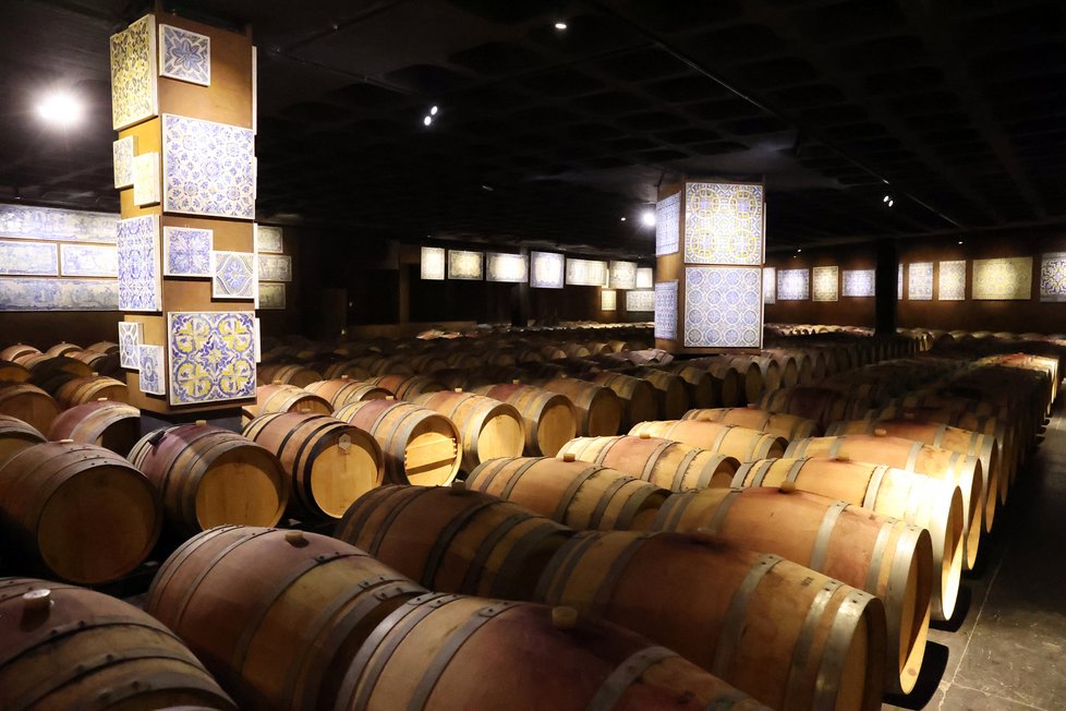 Sudy s vínem a typické portugalské kachlíky ve vinařství Bacalhôa.