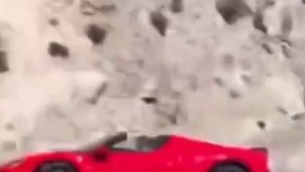 Ferarri se řítilo po dálnici vysokou rychlostí.