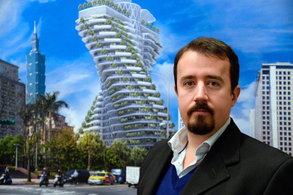 Architekt Vincent Callebaut s jedním ze svých zelených mrakodrapů