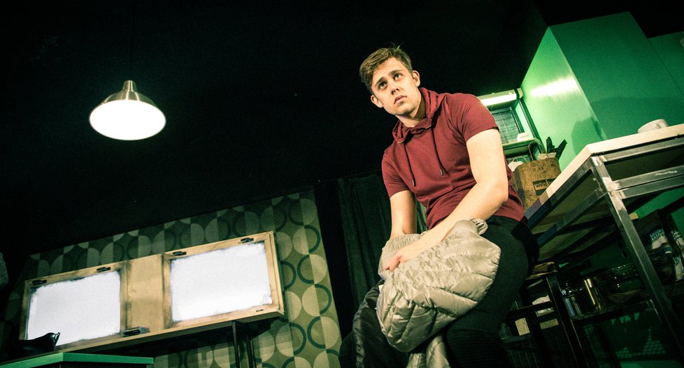 Vincent Navrátil hraje v inscenaci Skleněný strop v Divadle Ungelt.