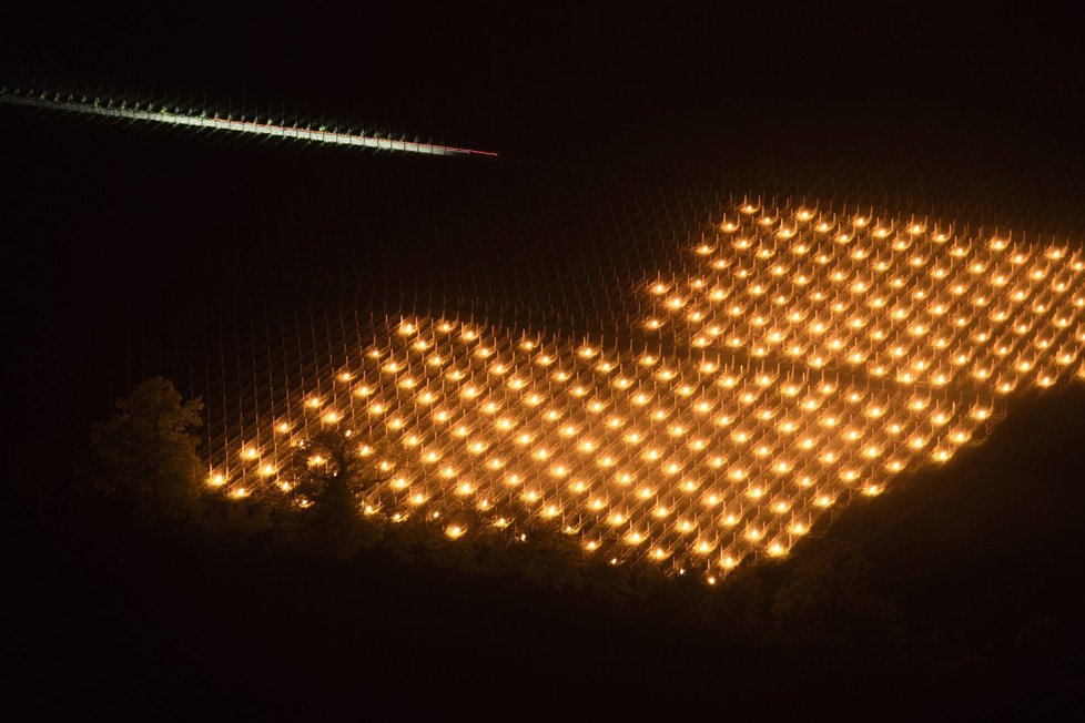 Vinaři ve Švýcarsku zahřívají vinice „anti-mrazovými“ svícemi.