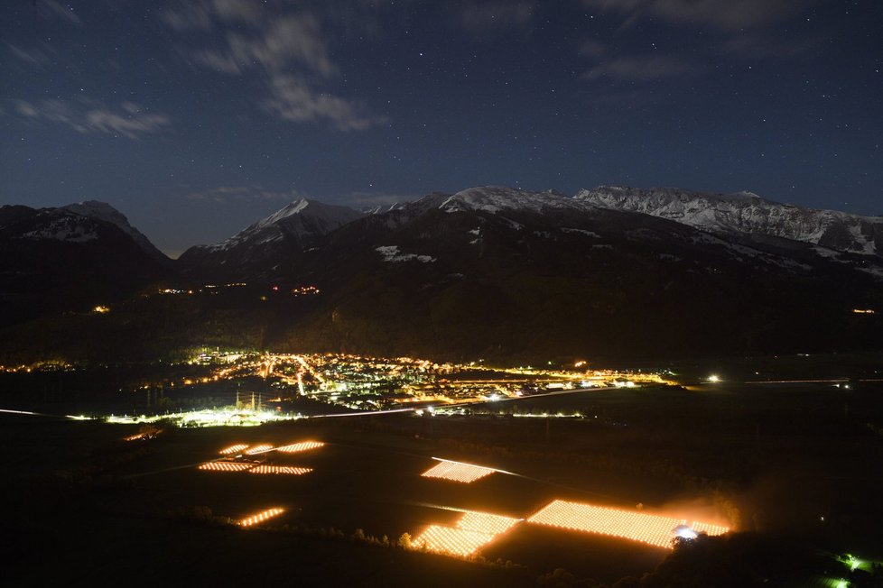 Vinaři ve Švýcarsku zahřívají vinice „antimrazovými“ svícemi.