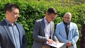 Jihomoravští vinaři a politici podepsali ve vinici pod brněnským hradem Špilberk petici proti zdanění tichých vín.