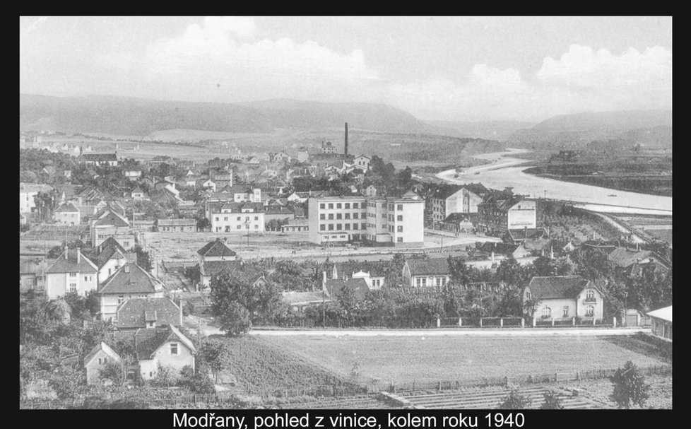 Pohled na Modřany z vinice kolem roku 1940.